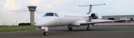 Embraer Jet ERJ au départ de l'aéroport de Paris le Bourget 