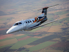 Embraer Phenom 100, avion taxi destiné à la location d'avion d'affaire pour des vols à la demande, embraer-phenom-100-flying.